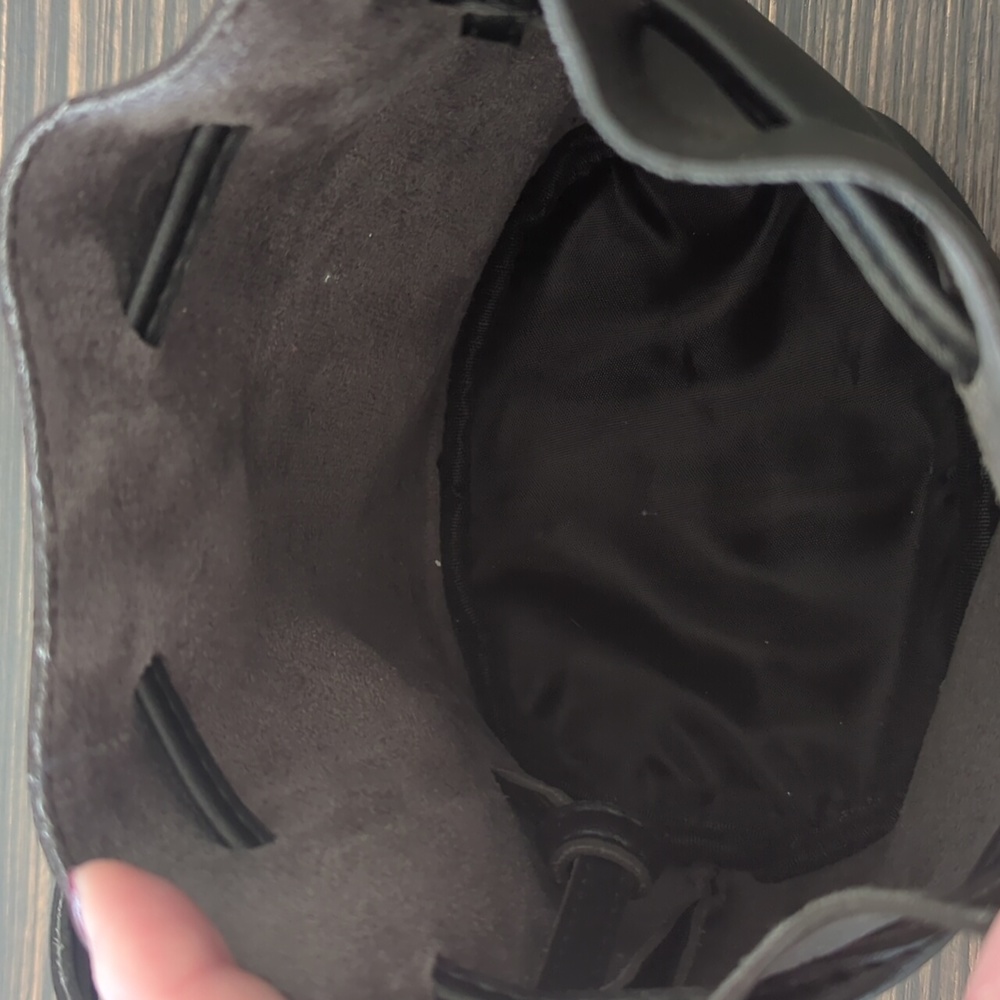 Black bucket style purse - Picture 3 of 8